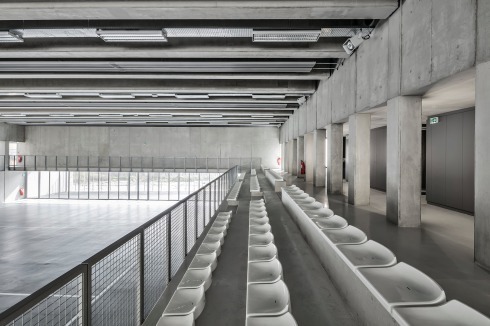 ... schufen die Architekten eine Sichtverbindung quer durch die Halle – von der Straße hinunter zum Fluss.<br />