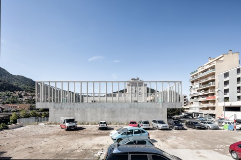 Der Bolzplatz auf dem Dach kragt zweiseitig – an der Straße und am Ufer – aus.<br />