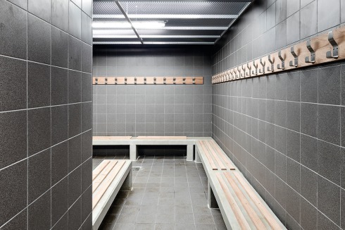 ... und den Umkleiden und zwei hinauf auf das Dach – sind im Grundriss hintereinander angeordnet. Das ergibt einen der extremsten Treppenräume, an die der Autor sich erinnern kann.<br />