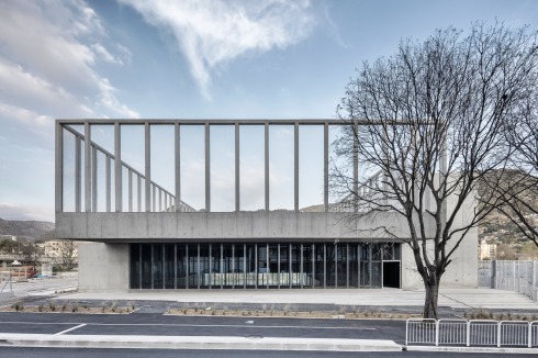 Die Sporthalle mit Bolzplatz auf dem Dach besetzt den südlichen Teil eines Parkplatzes am Ufer des Paillon in Nizza-L’Ariane.<br />