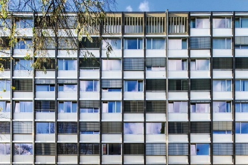 ... ist aber komplett neu. Auch die Fensteraufteilung (Kramer brach die Symmetrie mit mal zwei-, mal dreigeteilten Fenstern) wurde nachgebaut.<br />