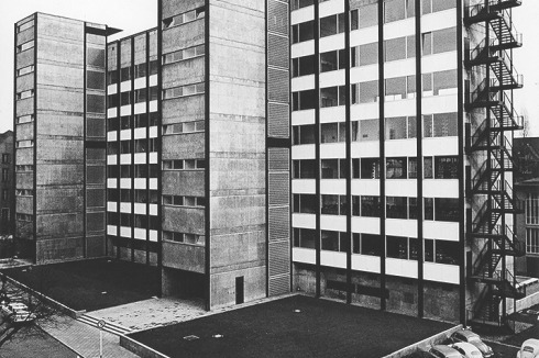 Die ursprüngliche Straßenfront des Philosophicums mit den außenliegenden Treppenhäusern.<br />