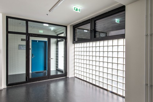 ... mit blauen und orangeroten Türen.<br />