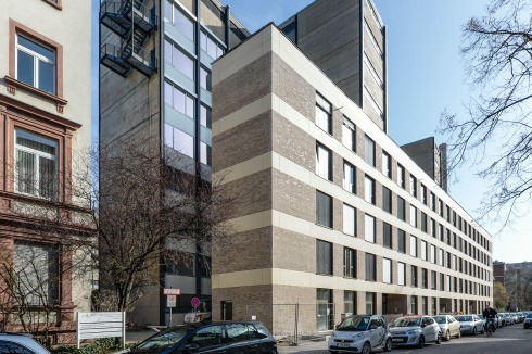 Kramers Philosophicum überragt den fünfgeschossigen Neubau an der Gräfstraße<br />