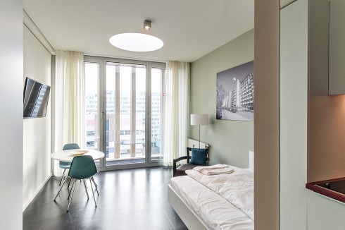 Mit Blick über die ehemalige Campuswiese: Mikroapartment im obersten Geschoss des ehemaligen Philoso­phicums<br />
