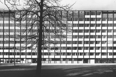 Die Ostfassade sieht fast aus wie vorher, ...<br />