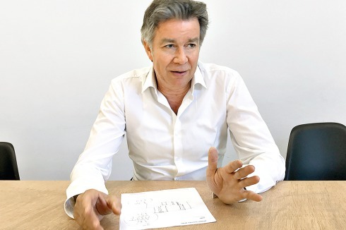 <strong>Florian Schlüter</strong> geb. 1959 in Karlsruhe, Architekturstudium in Darmstadt und Florenz, Studium der Plastik in Darmstadt, seit 1988 künstlerische Arbeiten, 1997 Bürogründung Meixner Schlüter Wendt, 2001 Vertretungsprofessur Universität Siegen<br />