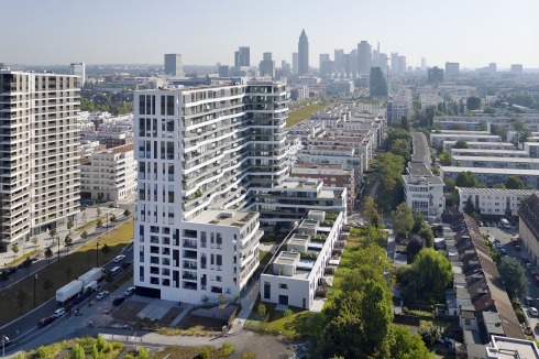Zwei Wohnhochhäuser bilden den Auftakt der Frankfurter Europaallee, in der Bildmitte das Axis-Hochhaus von Meixner Schlüter Wendt. Rechts die Hellerhofsiedlung im Gallus aus den späten 20er Jahren.<br />