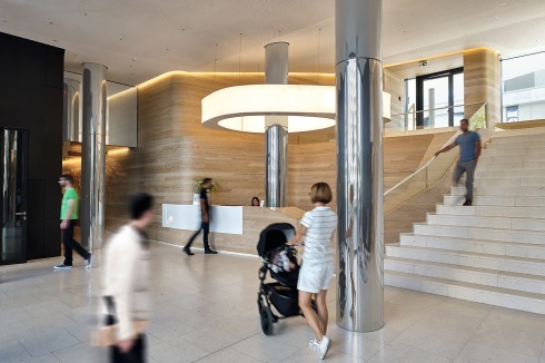 Die Eingangshalle mit Concergie und der breiten Treppe zum grünen Hof<br />