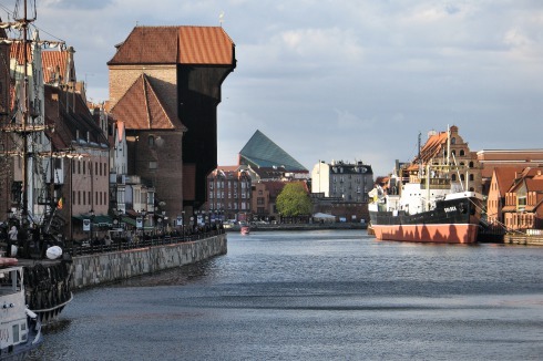 Hinter der vertrauten Wasserfront mit Krantor an der Mottlau/Motlawa erscheint das Museum wie ein Fremdkörper, dessen Form keine Zuschreibung zulässt.<span class="OffWhite"></span><br />