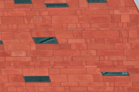 Das Rot der Betonplatten ist eine Referenz an die traditionelle Ziegelarchitek­tur in Danzig.<br />
