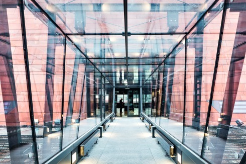 Der gläserne Übergang verbindet Verwaltung mit Museum. Die schrägen Wände enden in den Ausstellungssälen. <span class="OffWhite"> </span><br /><span class="OffWhite"></span><br />