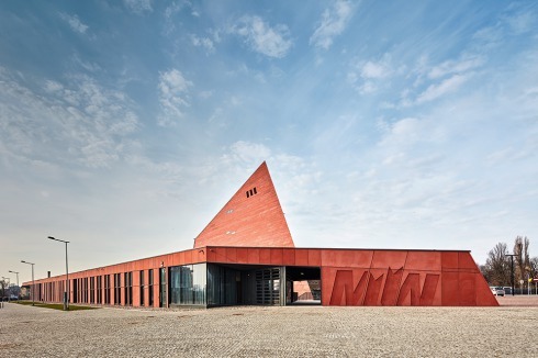 Der Mitarbeiterzugang im Nordwesten mit dem we­nig überzeugenden Signet des Museums in der Fas­sade.<br />