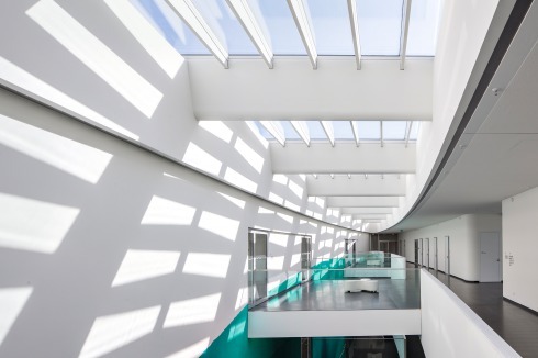Die langgezognee zentrale Halle des Laborgebäudes.<br />