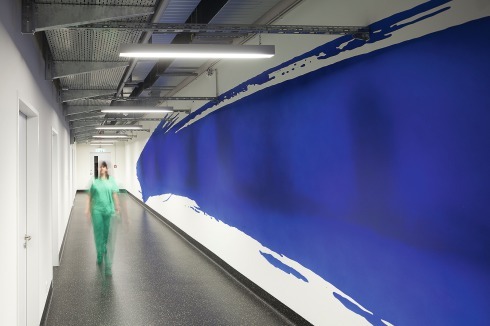 Farbe ist auch innen ein wichtiges Thema. Die blauen, violetten und grünen Felder von Harald F. Müller an den Wänden sollen eine 400fache Vergrößerung von Pinsel­strichen darstellen.<br />