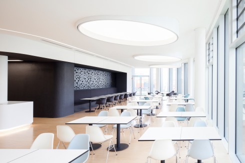 Die Cafeteria im Eingangsgebäude.<br />