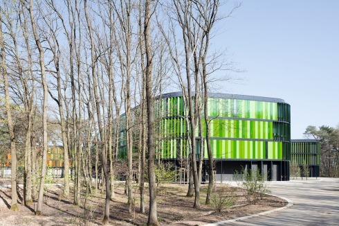 Das Zentrum setzt sich aus drei Gebäuden zusammen und befindet sich auf dem Ge­lände der Universitätsklinik im Stadtteil Venusberg südlich der City.<br />
