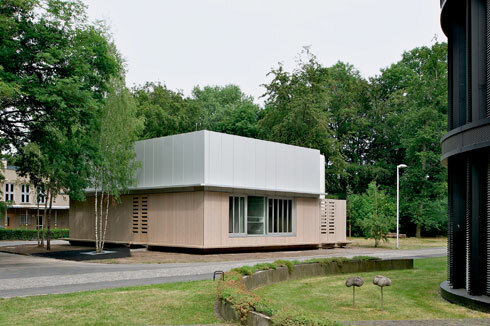 Blick auf die Westecke der Bank. Rechts im Anschnitt das Laborgebäude für Biomedizinische Genomforschung von Staab Architekten aus dem Jahr 2006.<br />