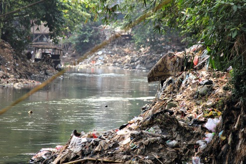 Der Fluss Ciliwung im Viertel Kampung Bukit Duri, Jakarta, Indonesien, 2011<br />