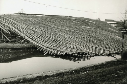 Die Schale wird aufgerichtet: Baustelle Anfang 1975<br />