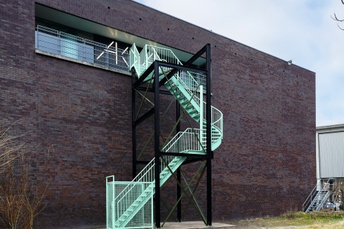 Das Nieuwe Instituut widmet sich der Aneig­nung von Häusern durch Besetzer, als Zeichen der Aneignung durch die Austellung hat das Ausstellungshaus eine neue Freitreppe bekommen.<br />