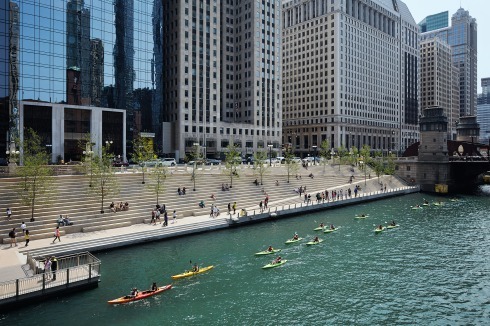 Ein Abschnitt des Riverwalk am Chicago River, der nach dem Entwurf von Ross Barney Architects bis 2016 realisiert wurde.<br />