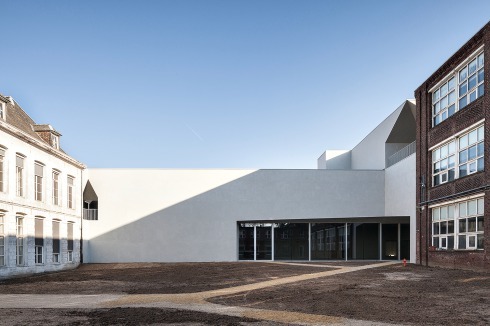 Nach Südwesten liegt im Blockinneren ein gärtnerisch gestaltbarer Hof, in den sich die Hauptachse der Architekturschule mit einer großen Verglasung gegenüber dem Audimax öffnet.<br />