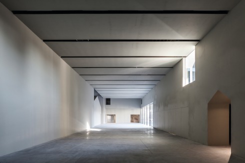Die Hauptachse der Schule, Blick Richtung Osten. <br />
