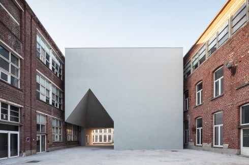 Zur Rue de Glategnies im Osten des Hochschul­areals bildet das zwischen zwei industrielle Altbauten geschobene neue Gebäude einen Vorplatz.<br />