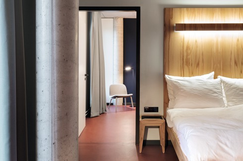 Die Möbel der Hotelzimmer wurden von den Architekten entworfen und in einer Werkstatt für behinderte Menschen von SOS-Kinderdorf angefertigt.<br />