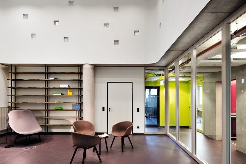 Mit ihrer doppelten Raumhöhe bildet die Bibliothek den Mittelpunkt des Verwaltungstrakts im 3. OG.