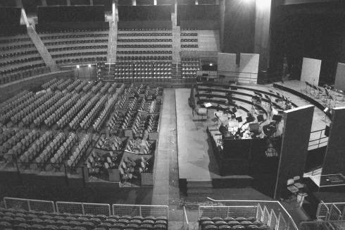 Noch vor wenigen Jahren fanden in der nach außen weitgehend geschlossenen Halle mit anderer Be­stuhlung Konzerte statt.<br />