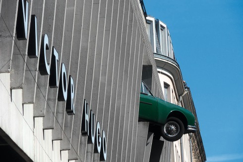 An der Fassade des Parkhauses sorgt seit 1993 die Instal­lation mit einem Jaguar MK II von Jean-François Dosso für Aufsehen.<br />