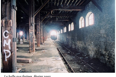 Das Bestandsgebäude, die alte Lagerhalle, wurde durch ein Feuer weitgehend zerstört. Beim Bau des Archivs waren nur die Außenmauern vorhanden.<span class="OffWhite"></span><br />