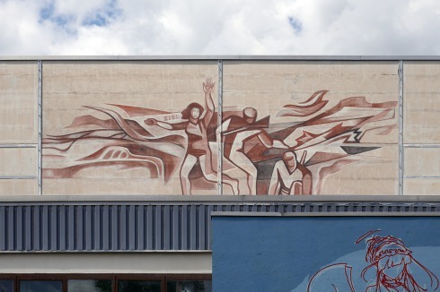 Das Wandgemälde „Hans-Beimler-Wettkämpfe“ von Herdegen Fehlhaber, 1983, befindet sich an der Turnhalle in der Sabiniusstraße.<br />