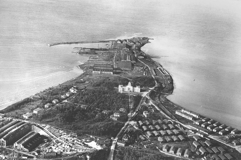 Luftaufnahme der Russo-Baltischen Werft auf der Halbinsel Kopli in den 20er Jahren. In der Bildmitte ist das schlossähnliche Verwaltungsgebäude von 1913 zu sehen, das inzwischen die Maritime Akademie beherbergt.<br />