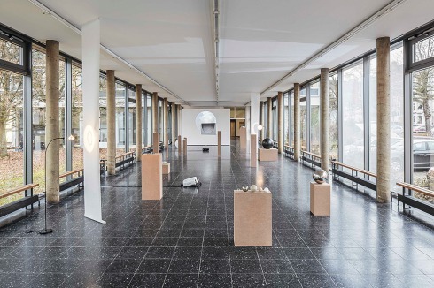 Der Säulengang, der das Atrium mit dem Südbau verbindet. Derzeit wird er als Ausstellungsraum genutzt.<br />