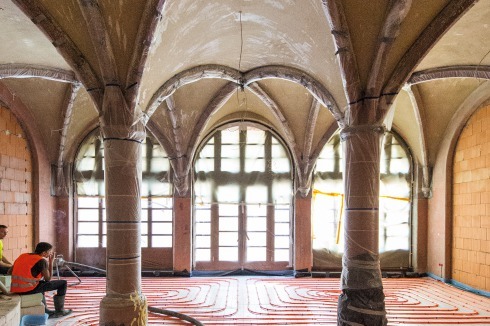 Tragendes Rippengewölbe auf Pfeilern: Innenraum des rekonstruierten Hauses „Klein Nürnberg“  von Dreysse Architekten.<br />
