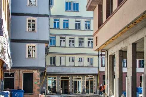 <span class="OffWhite">Blick von der Gasse „Hinter dem Lämmchen“ auf das Haus „Zur Flechte“ (links) und das „Haus Schildknecht“ (hinten).</span><br />