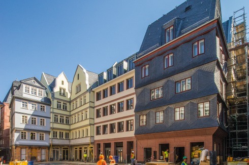 Ostseite des Hühnermarkts mit dem Schiefer-verklei­deten Eckhaus „Neues Paradies“ von Johannes Götz + Guido Lohmann.<br />