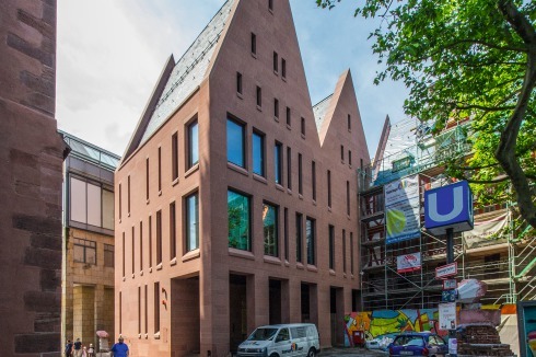 Das 2016 unabhängig vom Wettbewerb fertiggestellte Stadthaus von Meurer Architekten und cba architectes. Noch eingerüstet: das Haus zur Goldenen Waage, eine Rekonstruktion von Jourdan &amp; Müller. Im Hintergrund: die Schirn<br />