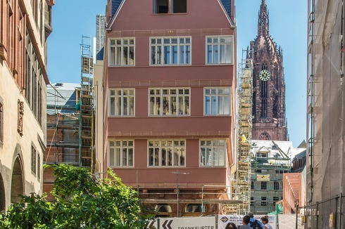 <span class="OffWhite">Die Säule im Giebelfenster ist eine Spende aus dem Privatarchiv des verstorbenen Architekturkritikers Dieter Bartetzko.</span><br />