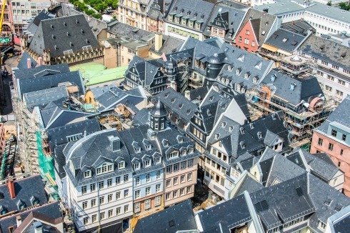 Die Dachlandschaft der neuen Altstadt mit Blick nach Nordwesten. Im Vordergrund: der Hühnermarkt<br />