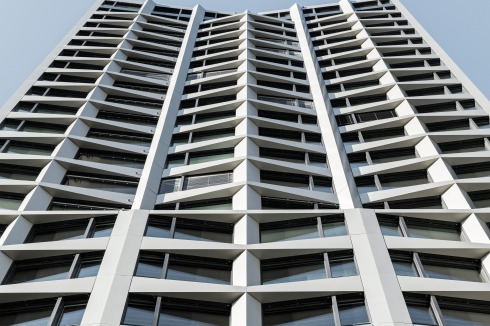 ... oder den Fahrkorb zweier Fensterputzer, die die Fassade des Limmat-Towers in Dietikon (2016) reinigen.<br />