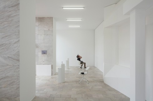 Der Galeriebesucher sieht ganz andere Dinge, als der Betrachter des Fotos.<br />