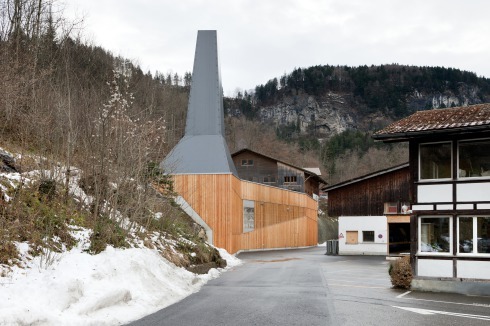 ... die Heizzentrale in Lungern (2010), ...<br />