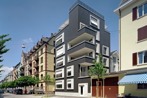 ... das Stadthaus Zurlindenstrasse in Zürich (2006), ...<br />