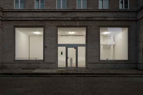Der Innenraum der Architektur Galerie Berlin wirkt, aus der Ferne betrachtet, leer.<br />