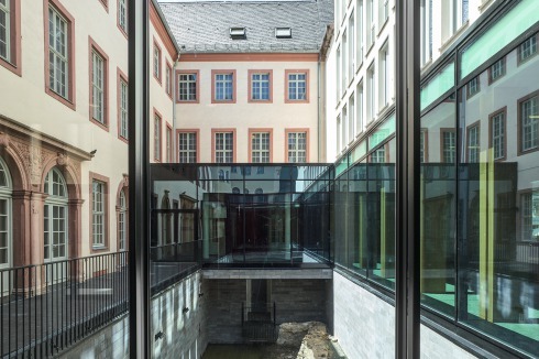 ... mit Blick über die Ausgrabungen und auf den Bestandsbau.<br />