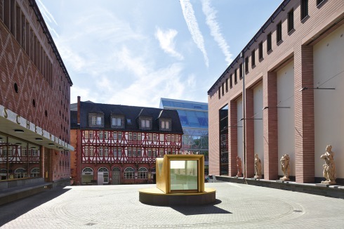 Gegenschuss auf das Haus Wertheym und die Evangeli­sche Akademie (hinten rechts)<br />